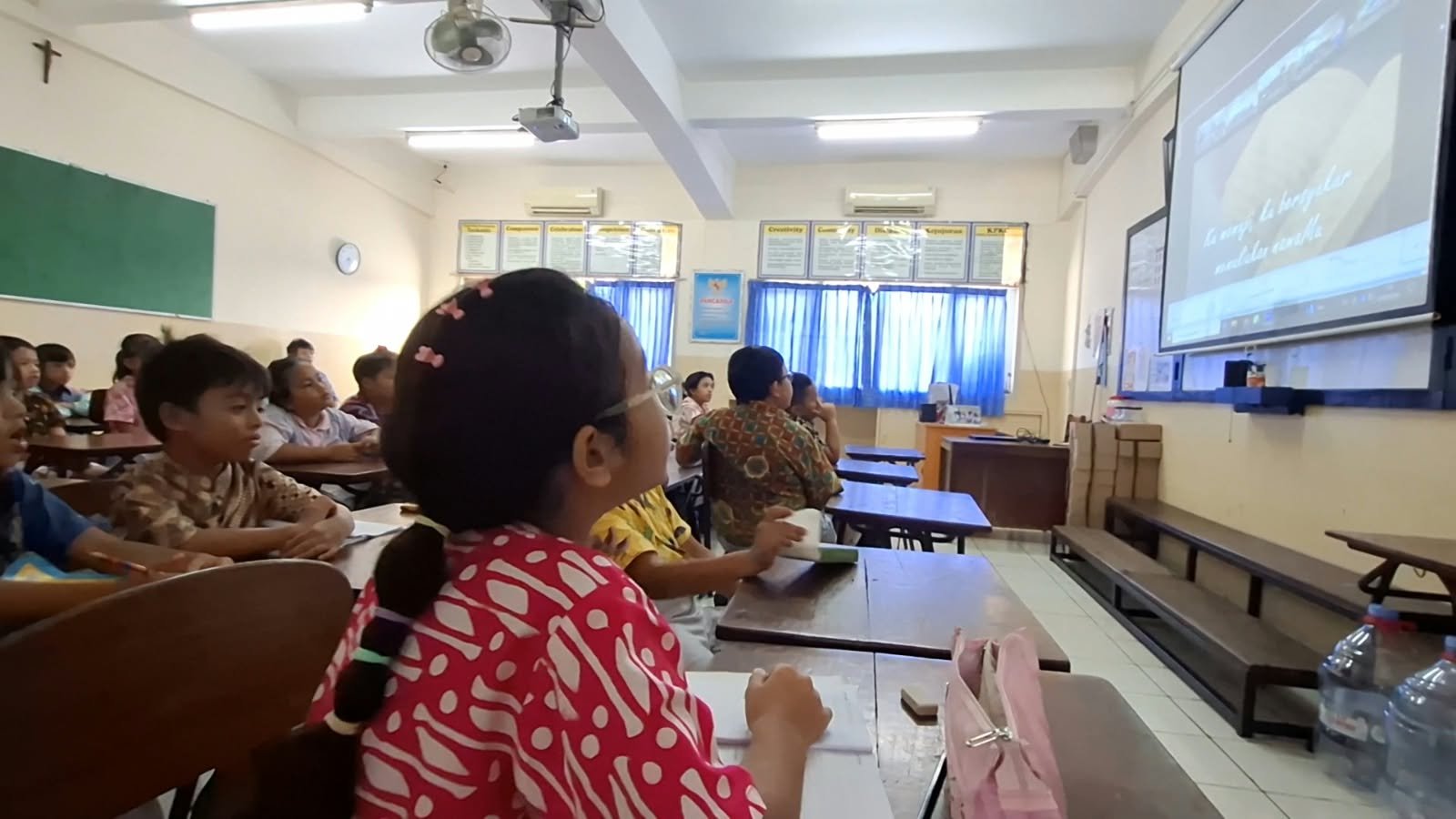 Suasana tertib dan tertuju pada layar: kelas 6 SD Tarakanita 3 saat mengikuti Ibadat Novena Hari Pertama 75 Tahun Yayasan Tarakanita.
