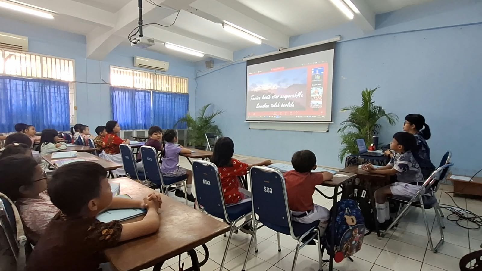 Suasana tertib dan tertuju pada layar: kelas 6 SD Tarakanita 3 saat mengikuti Ibadat Novena Hari Pertama 75 Tahun Yayasan Tarakanita.