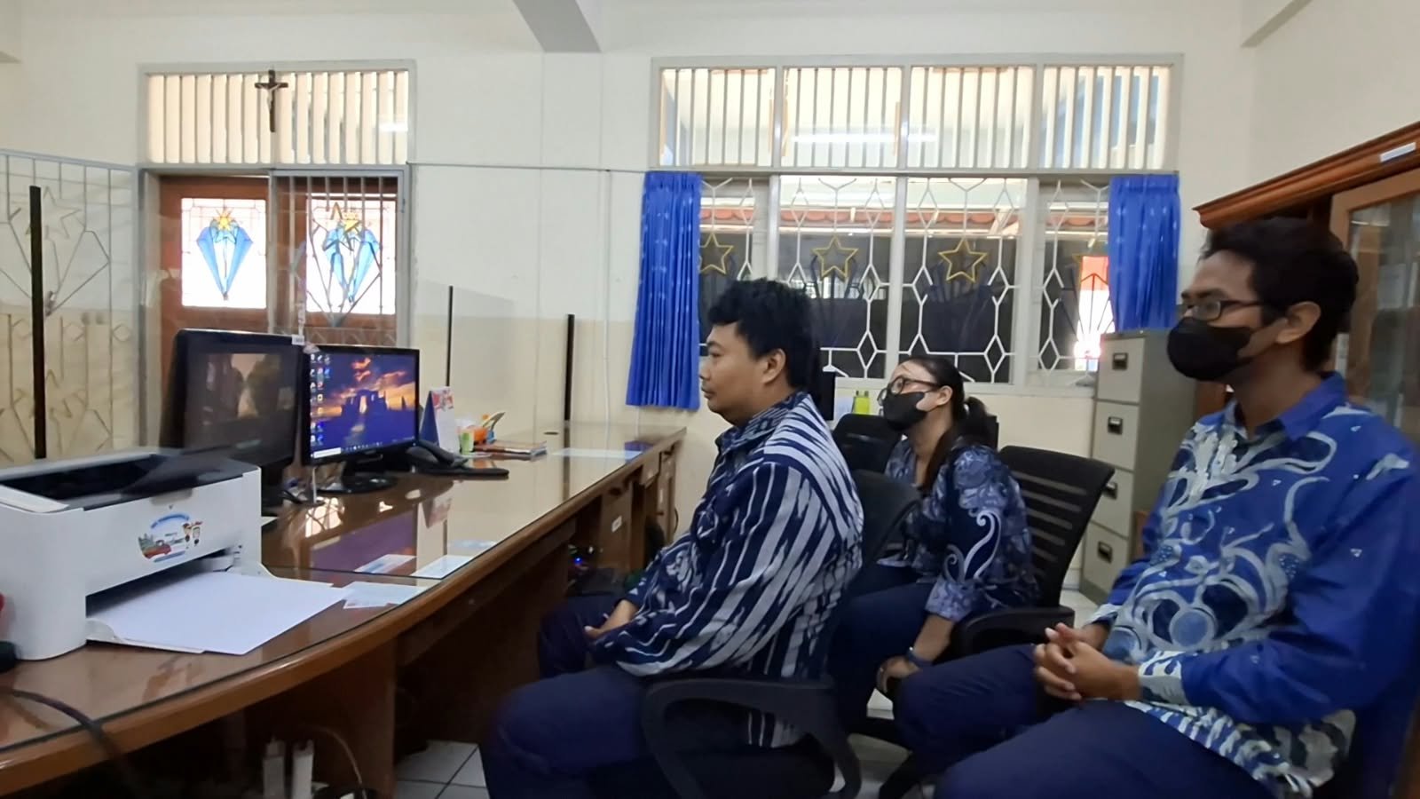 Kebersamaan bapak/ibu guru dan karyawan SD Tarakanita 3 dalam Ibadat Novena Hari Pertama 75 Tahun Yayasan Tarakanita.