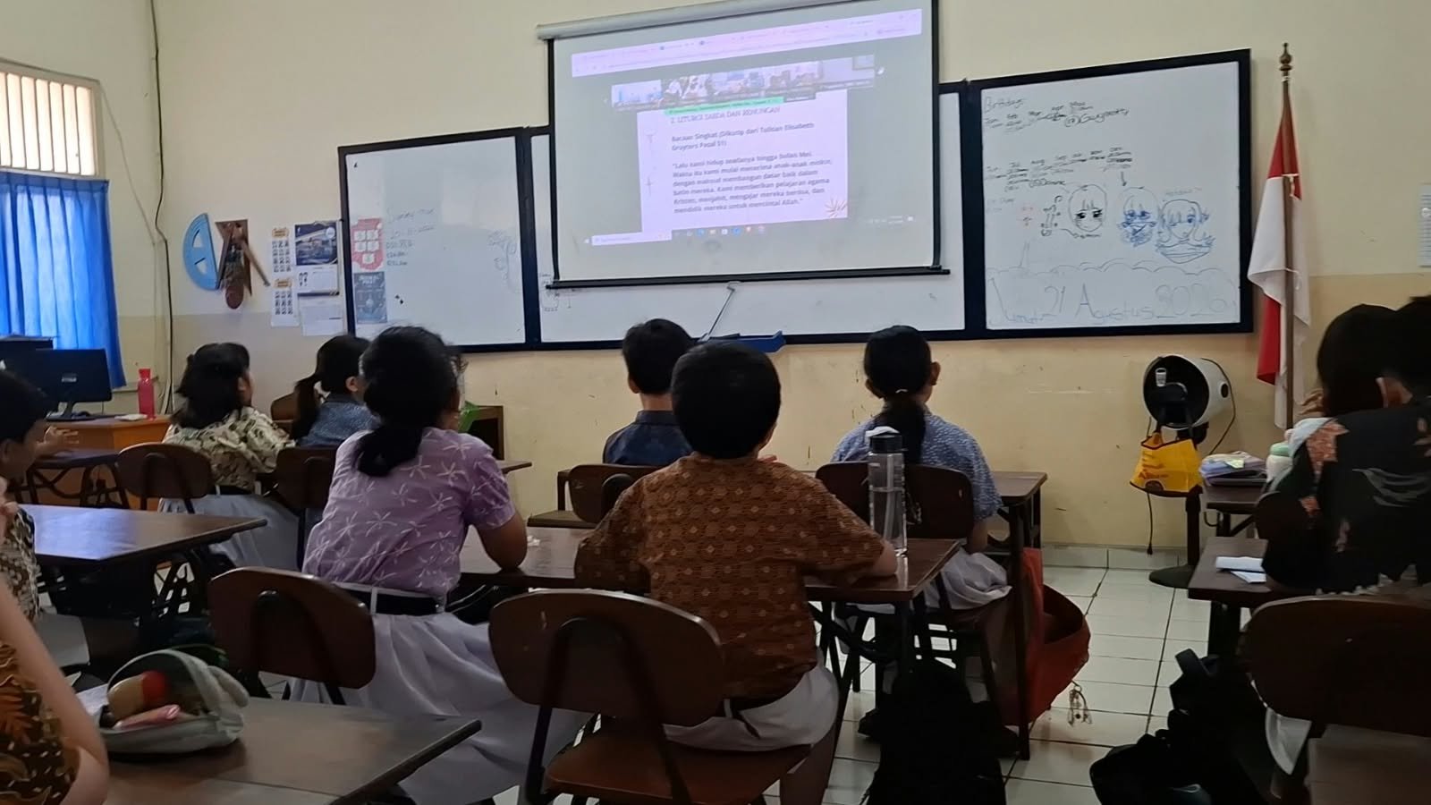 Kebersamaan bapak/ibu guru dan karyawan SD Tarakanita 3 dalam Ibadat Novena Hari Pertama 75 Tahun Yayasan Tarakanita.