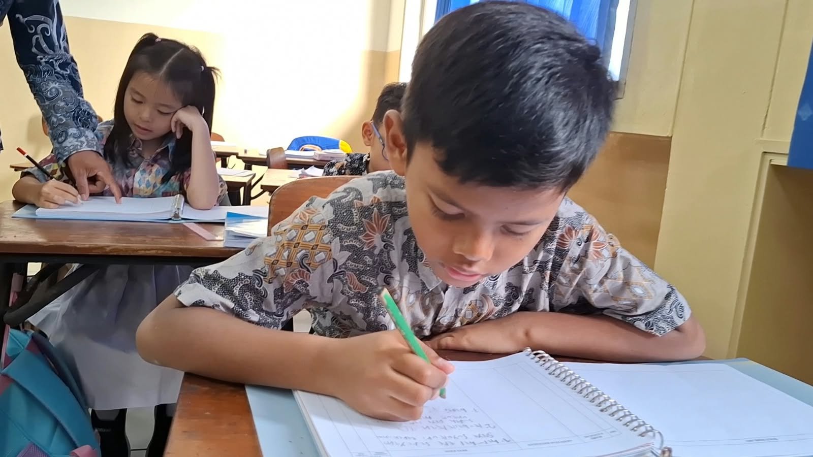 Kebersamaan bapak/ibu guru dan karyawan SD Tarakanita 3 dalam Ibadat Novena Hari Pertama 75 Tahun Yayasan Tarakanita.