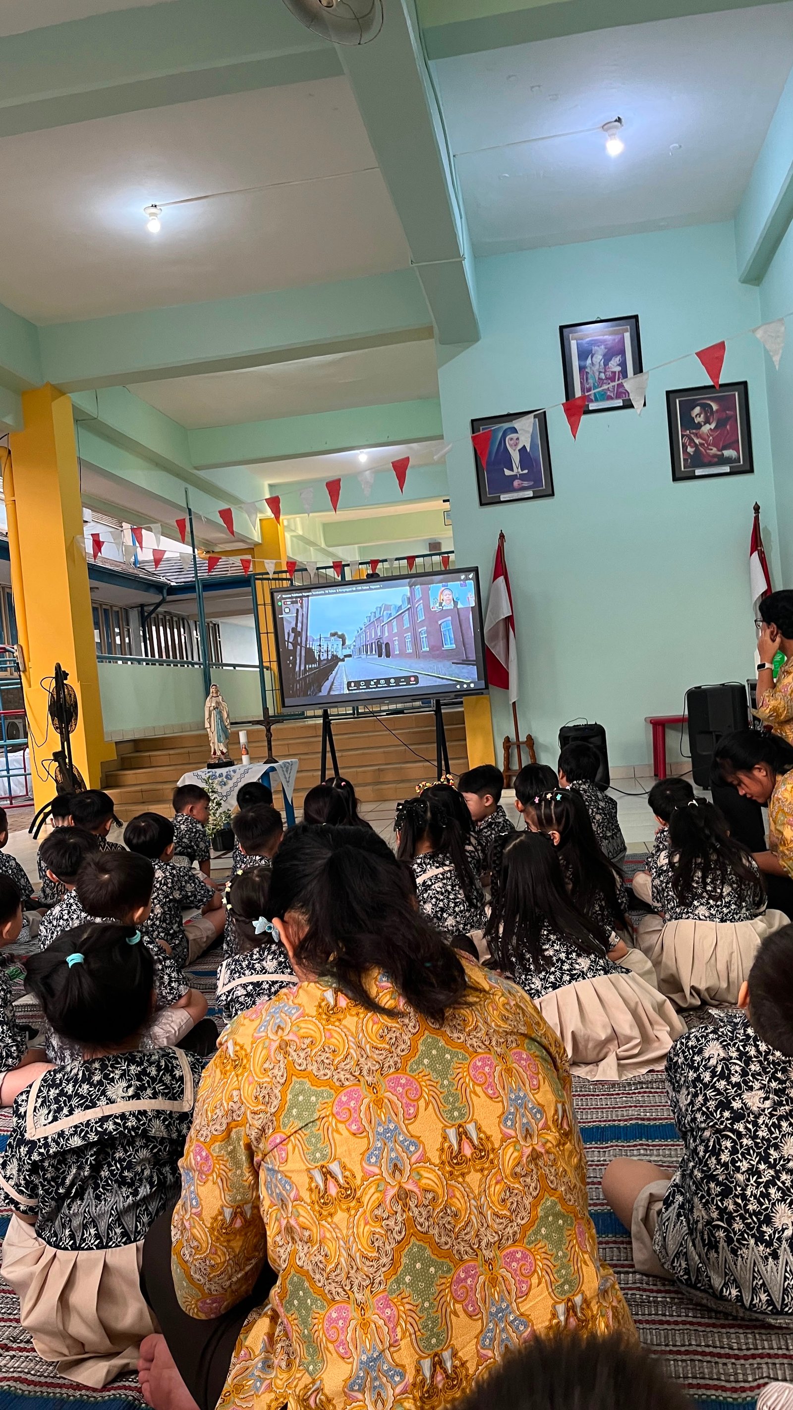 Novena Hari-1 KB-TK Tarakanita 4 menyongsong 75 tahun Yayasan Tarakanita 
Dalam rangka menyongsong 75 Tahun Yayasan Tarakanita, anak-anak KB-TK Tarakanita 4 turut mengambil bagian dalam kegiatan Doa Novena dengan penuh sukacita dan kesederhanaan. 💙
Melalui doa, kami belajar bersyukur atas perjalanan panjang Yayasan Tarakanita serta memohon penyertaan Tuhan agar Tarakanita terus menjadi karya pendidikan yang menghadirkan kasih, kepedulian, dan nilai-nilai luhur bagi generasi penerus.
75 Tahun Tarakanita — Bertumbuh dalam Kasih, Melayani dengan Hati. 🙏✨