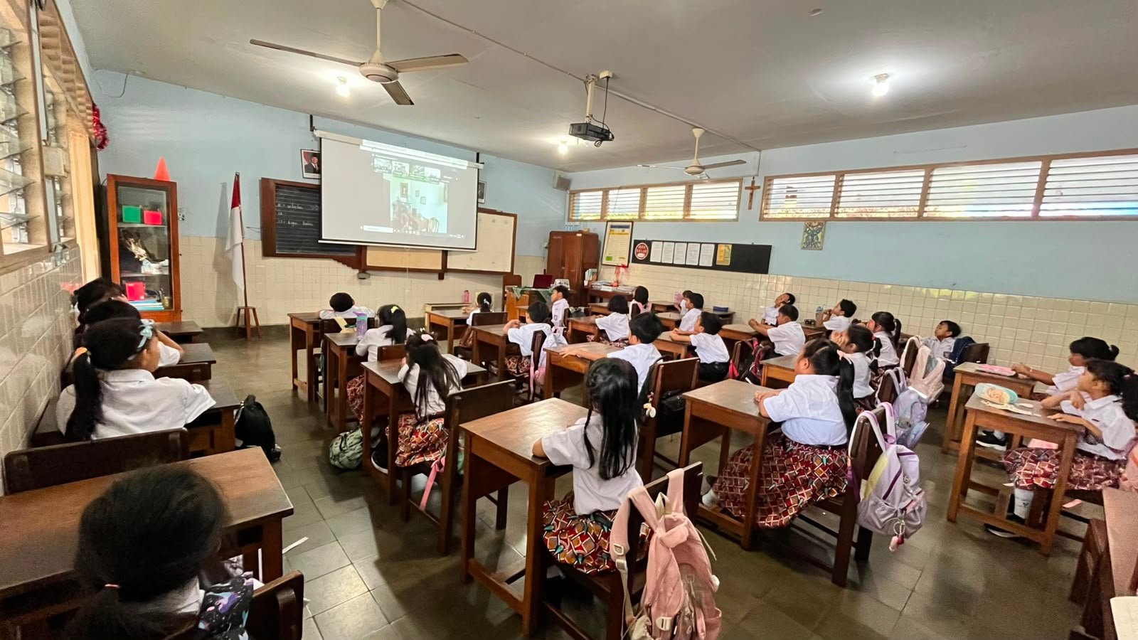 Murid SD Tarakanita Bumijo Yogyakarta bersama sama mensyukuri kehadiran Yayasan Tarakanita dalam doa novena bersama