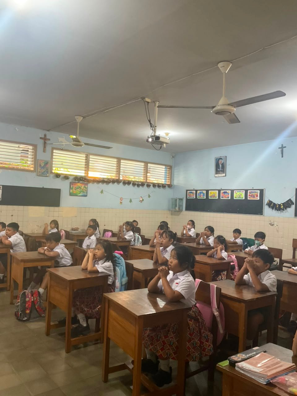 Murid SD Tarakanita Bumijo Yogyakarta bersama sama mensyukuri kehadiran Yayasan Tarakanita dalam doa novena bersama