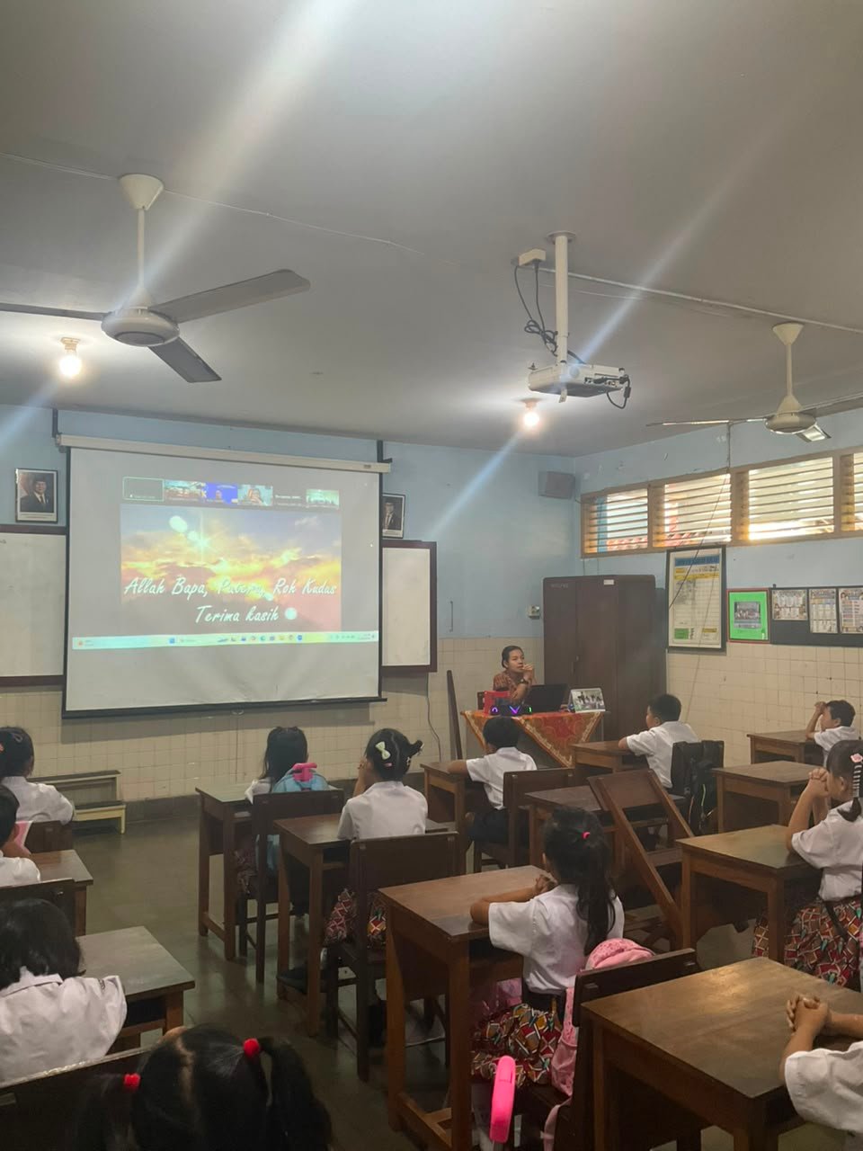 Murid SD Tarakanita Bumijo Yogyakarta bersama sama mensyukuri kehadiran Yayasan Tarakanita dalam doa novena bersama