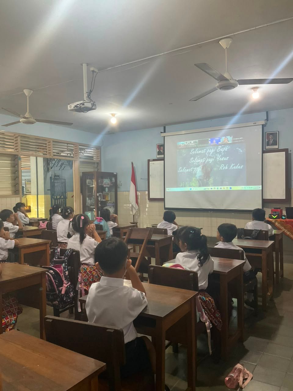 Murid SD Tarakanita Bumijo Yogyakarta bersama sama mensyukuri kehadiran Yayasan Tarakanita dalam doa novena bersama