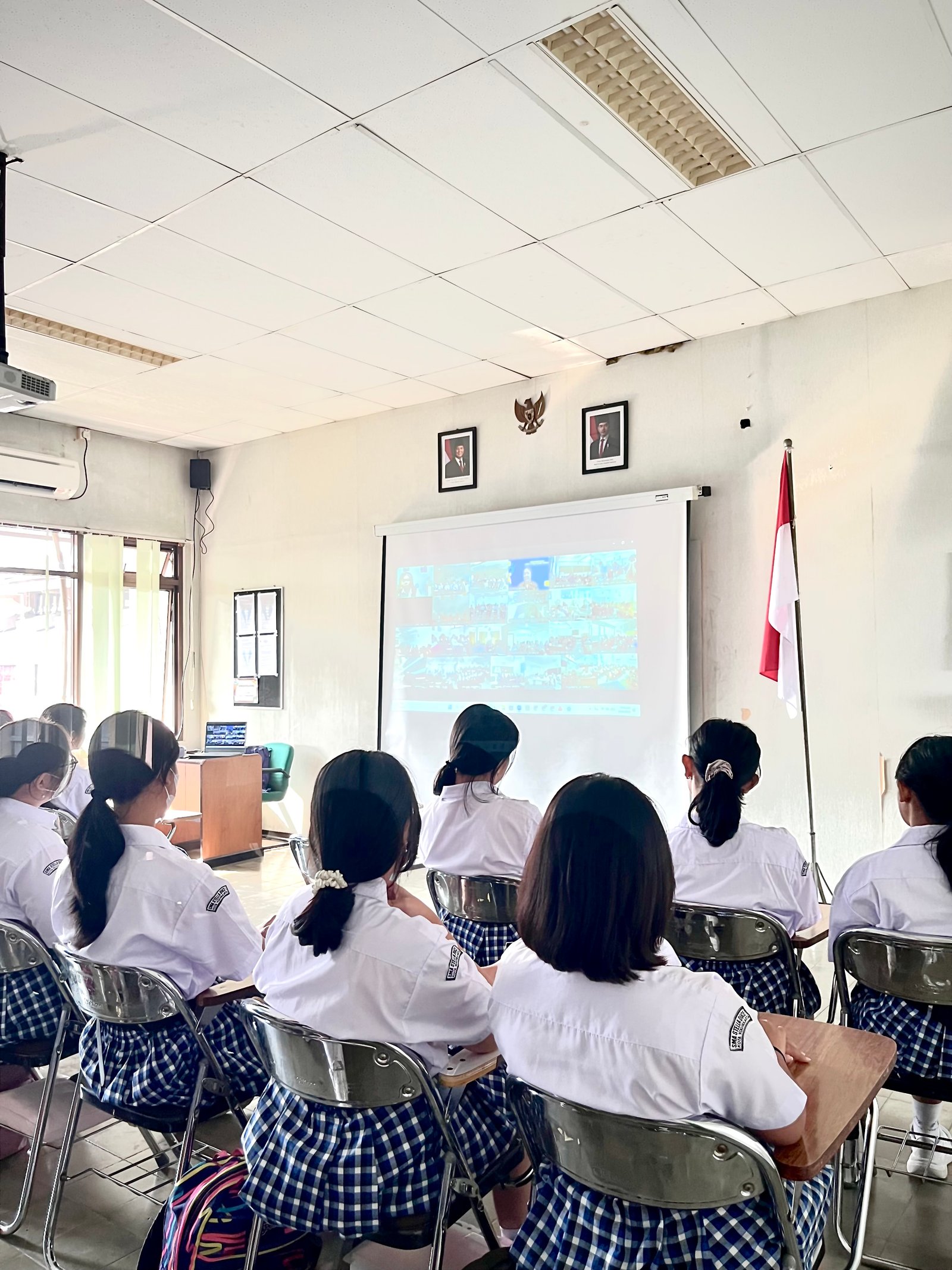 Pada Jumat, 21 Agustus 2026, SMA Stella Duce 1 bersama keluarga besar Tarakanita bersama-sama memulai rangkaian Novena Syukur 75 Tahun Yayasan Tarakanita.
Dipimpin oleh Sr. Yetty CB, S.Pd., MS. MathEd., Anggota Dewan Pimpinan Umum CB Maastricht, Belanda, novena hari pertama ini menjadi kesempatan bagi keluarga besar Tarakanita untuk semakin menghidupi semangat Bunda Elisabeth Gruyters, mensyukuri perjalanan yang telah dilalui, dan kembali menyadari bahwa setiap karya kasih yang sederhana dapat menjadi bagian dari karya Allah yang lebih besar.

#theenergyofstece
#cerdasberintegritas 
#smastelladuce1 
#75tahuntarakanita
#novena