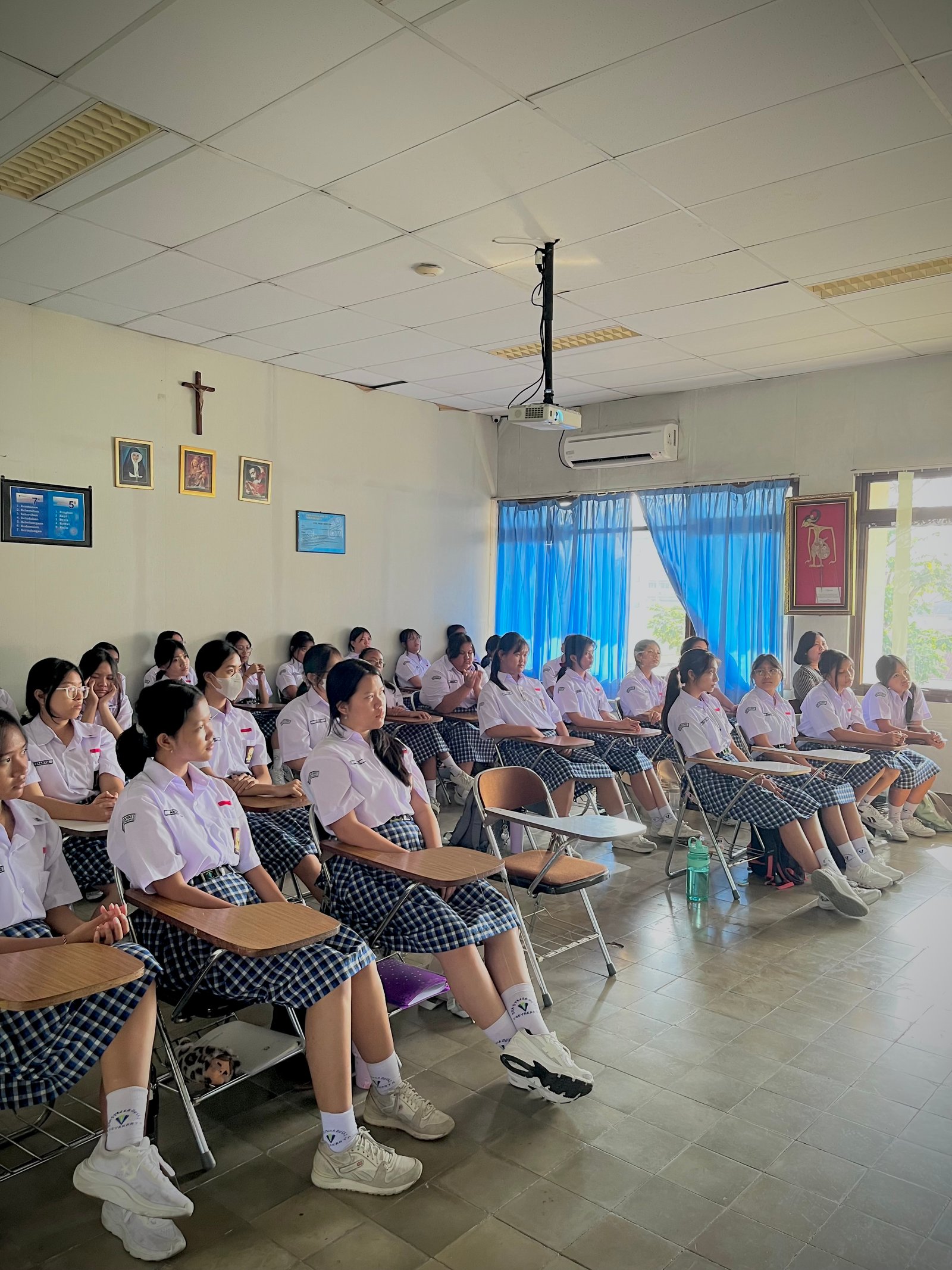 Pada Jumat, 21 Agustus 2026, SMA Stella Duce 1 bersama keluarga besar Tarakanita bersama-sama memulai rangkaian Novena Syukur 75 Tahun Yayasan Tarakanita.
Dipimpin oleh Sr. Yetty CB, S.Pd., MS. MathEd., Anggota Dewan Pimpinan Umum CB Maastricht, Belanda, novena hari pertama ini menjadi kesempatan bagi keluarga besar Tarakanita untuk semakin menghidupi semangat Bunda Elisabeth Gruyters, mensyukuri perjalanan yang telah dilalui, dan kembali menyadari bahwa setiap karya kasih yang sederhana dapat menjadi bagian dari karya Allah yang lebih besar.

#theenergyofstece
#cerdasberintegritas 
#smastelladuce1 
#75tahuntarakanita
#novena