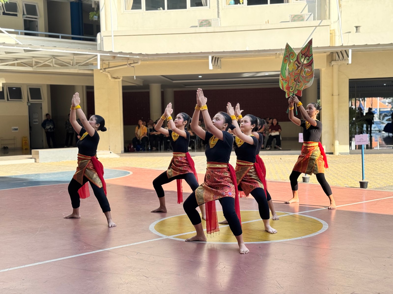 ✨ Ostarwil 2026 Telah Usai, Semangat Tarakanita Tetap Bersinar✨

Perjalanan penuh semangat, kreativitas, dan kebersamaan dalam Olimpiade Sains Tarakanita Wilayah (Ostarwil) 2026 resmi berakhir.

Bertempat di Komplek Yosef, Surabaya pada 5 September 2026, seluruh peserta telah memberikan usaha terbaiknya dalam menunjukkan kemampuan, bakat, dan kreativitas. Lebih dari sekadar kompetisi, Ostarwil menjadi ruang untuk belajar tentang sportivitas, kerja sama, keberanian, dan nilai Cerdas Berintegritas

Terima kasih kepada seluruh peserta, pendamping, panitia, guru, tenaga kependidikan, serta semua pihak yang telah mendukung terselenggaranya kegiatan ini. Setiap langkah, perjuangan, dan senyum yang tercipta menjadi bagian dari cerita indah keluarga besar Yayasan Tarakanita Wilayah Surabaya.

Sampai bertemu di Ostarwil berikutnya. Terus berkarya, terus berprestasi, dan tetap menjadi generasi Tarakanita yang unggul dan berintegritas. 💙💛