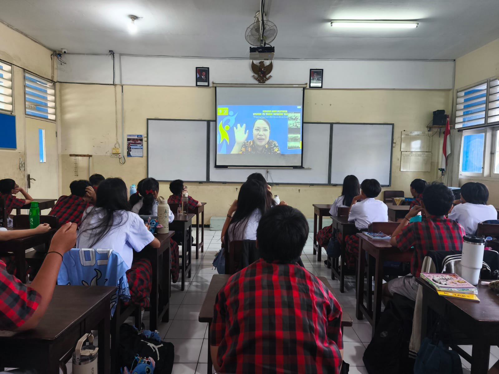 Siswa dan Siswi bersama dengan Guru sedang melaksanakan doa Novena Yubile 75 Tahun Yayasan Tarakanita di ruang kelas masing - masing