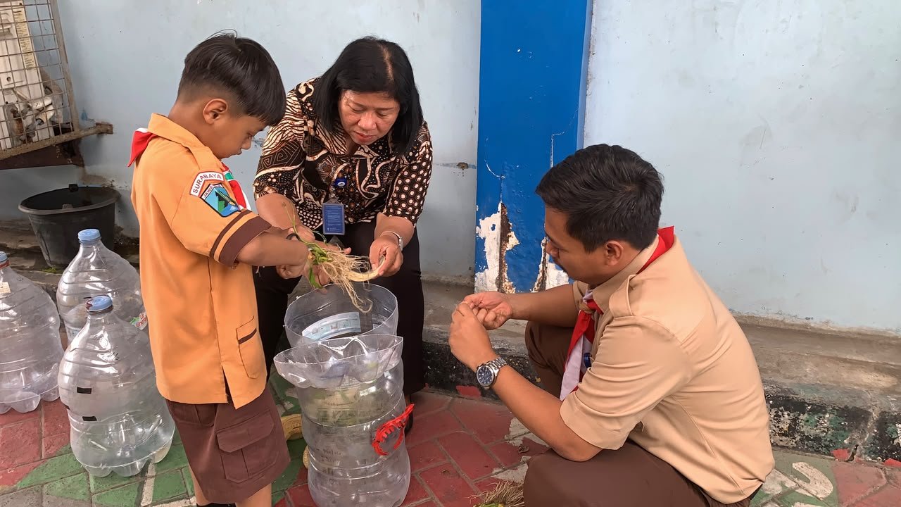Kegiatan pemanfaatan sampah organik untuk membuat pupuk kompos cair di SD Santo Carolus Tarakanita Surabaya