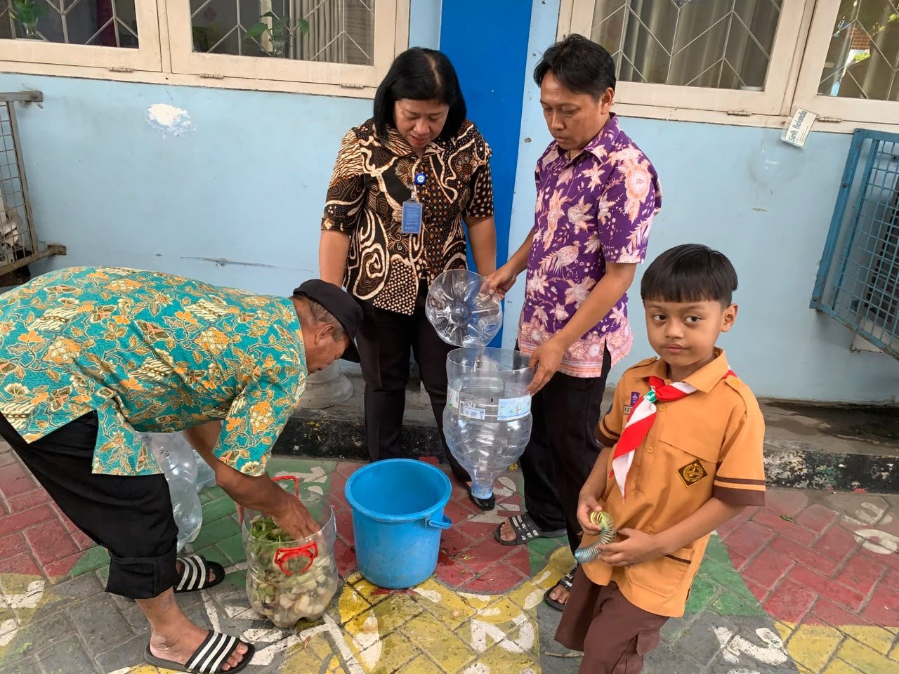 Kegiatan pemanfaatan sampah organik untuk membuat pupuk kompos cair di SD Santo Carolus Tarakanita Surabaya
