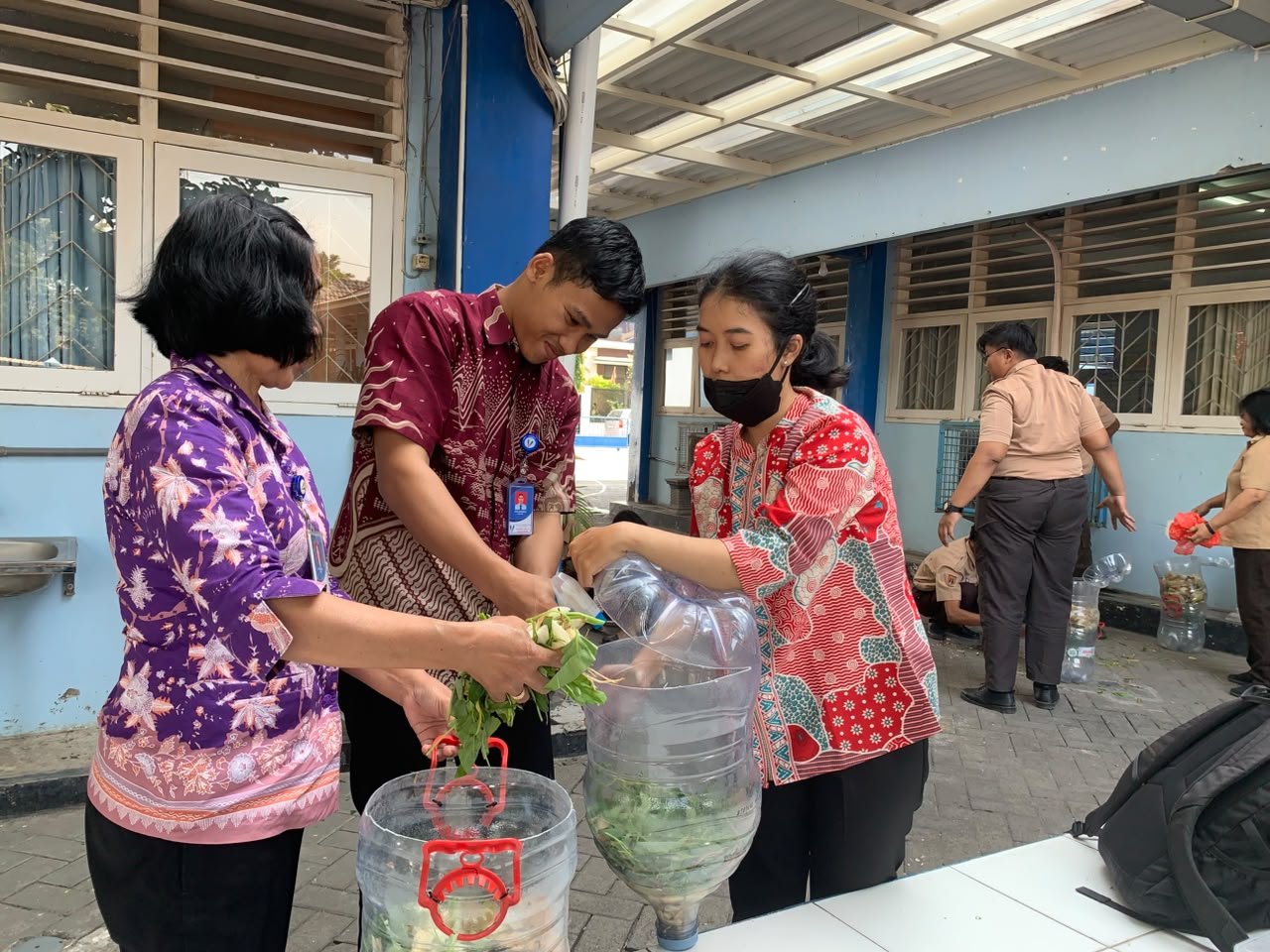 Kegiatan pemanfaatan sampah organik untuk membuat pupuk kompos cair di SD Santo Carolus Tarakanita Surabaya