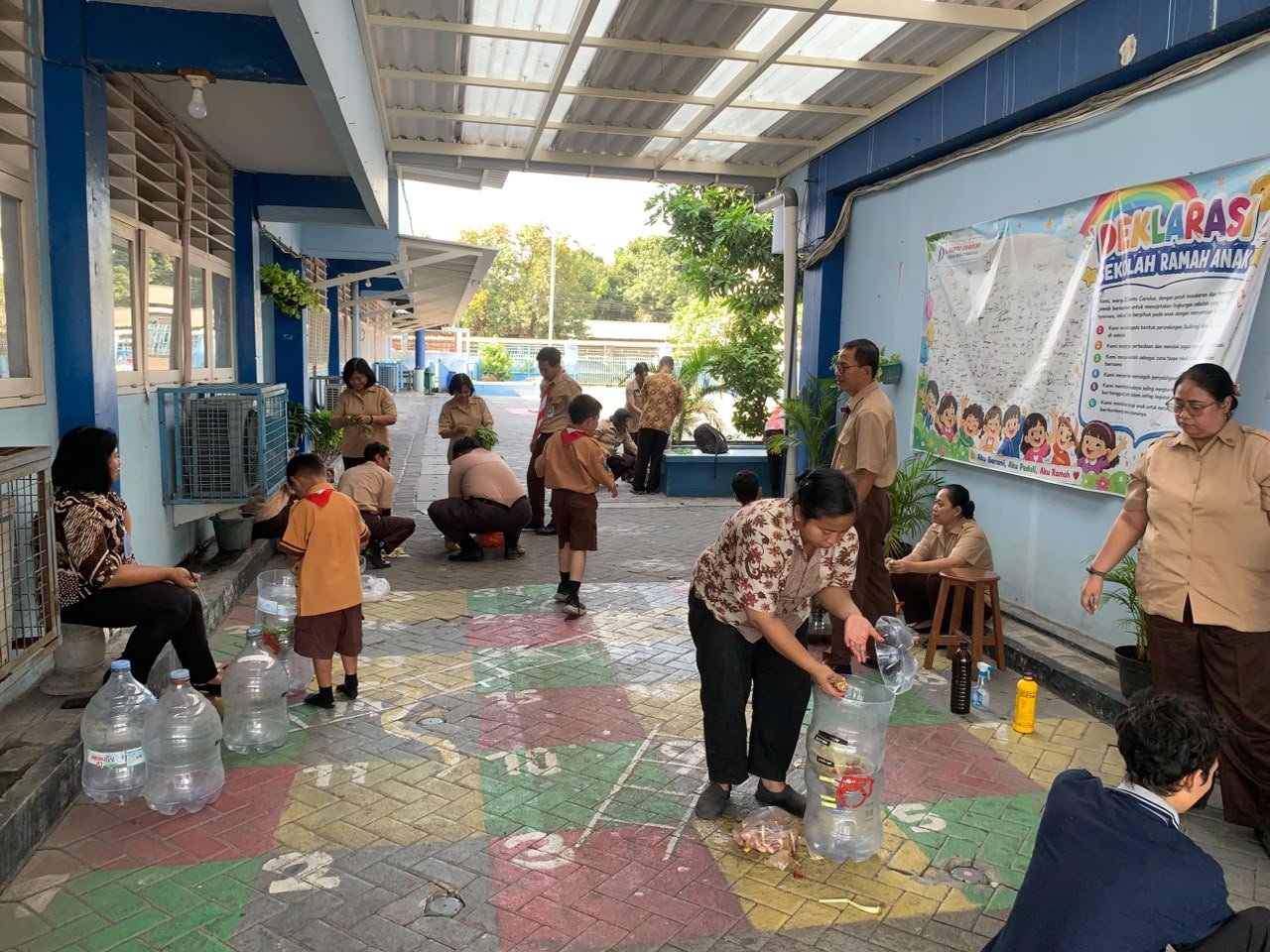 Kegiatan pemanfaatan sampah organik untuk membuat pupuk kompos cair di SD Santo Carolus Tarakanita Surabaya