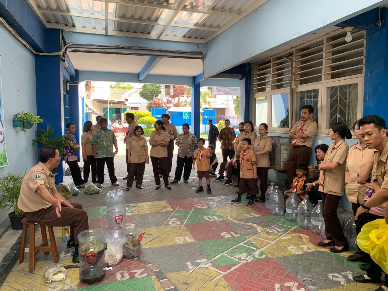 Kegiatan pemanfaatan sampah organik untuk membuat pupuk kompos cair di SD Santo Carolus Tarakanita Surabaya