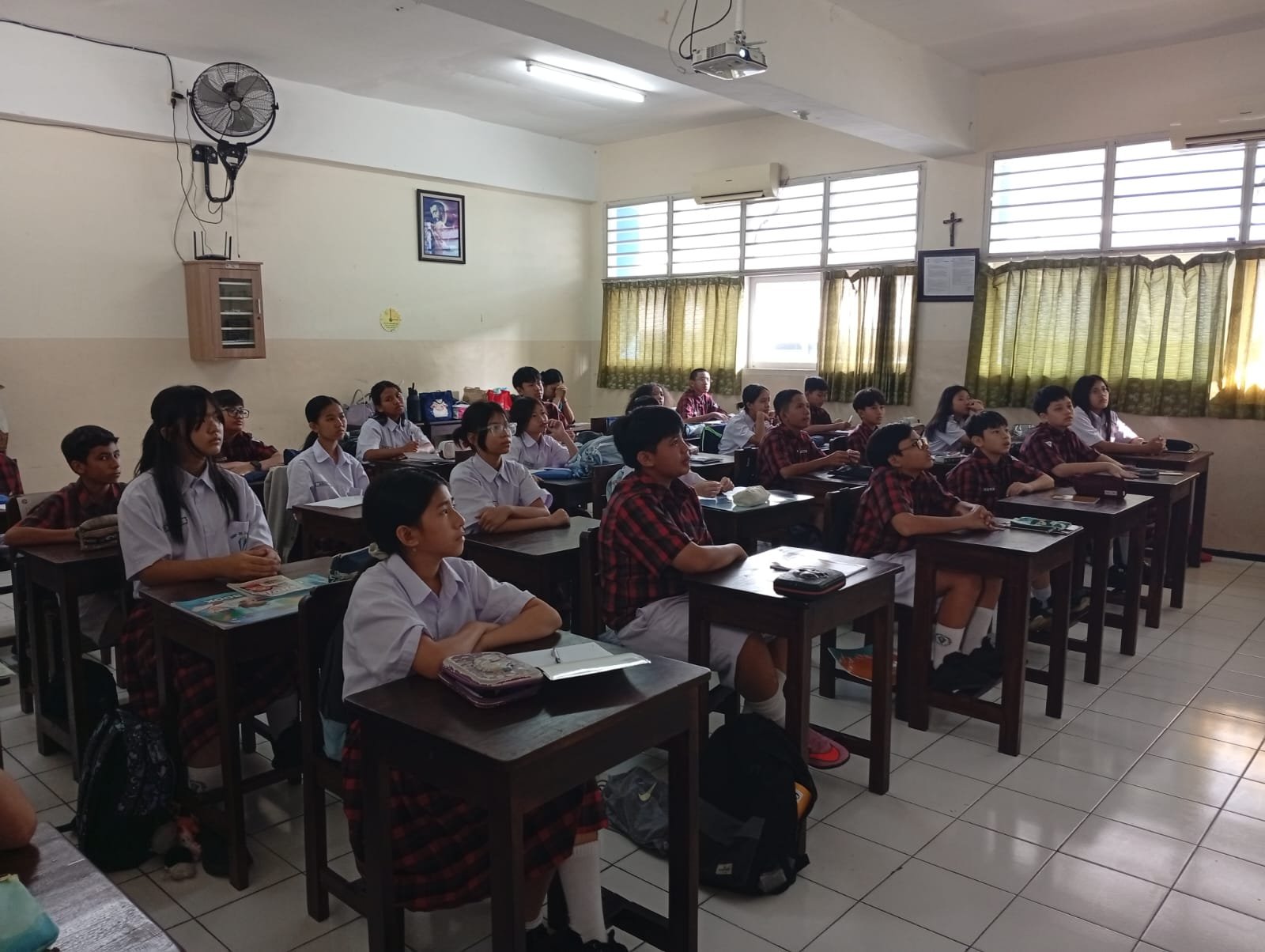 Siswa, Siswi, Guru dan karyawan mengikuti doa novena Jubile pertama