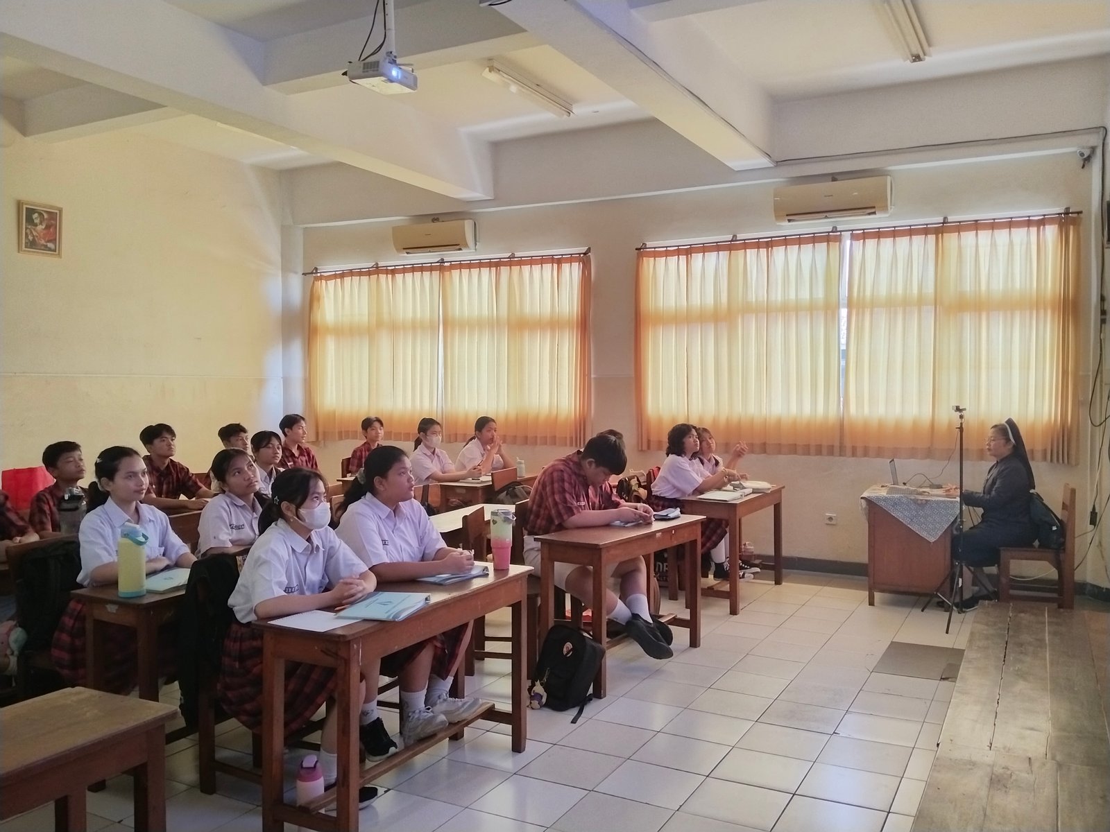 Siswa - siswi bersama dengan Guru dan Karyawan SMP Santo Yosef Tarakanita Surabaya antusias dalam mengikuti doa Novena Jubile hari Pertama 