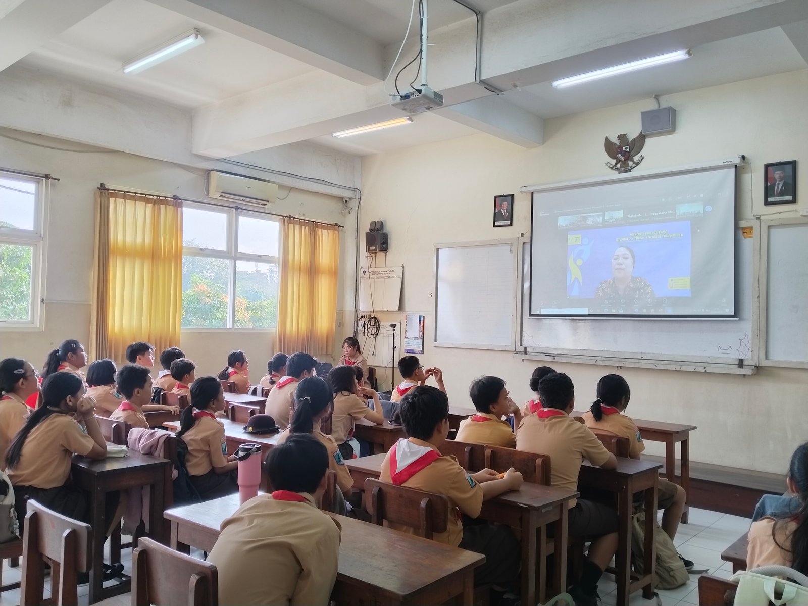 Siswa - siswi bersama dengan Guru dan Karyawan SMP Santo Yosef Tarakanita Surabaya antusias dalam mengikuti doa Novena Jubile hari Pertama 