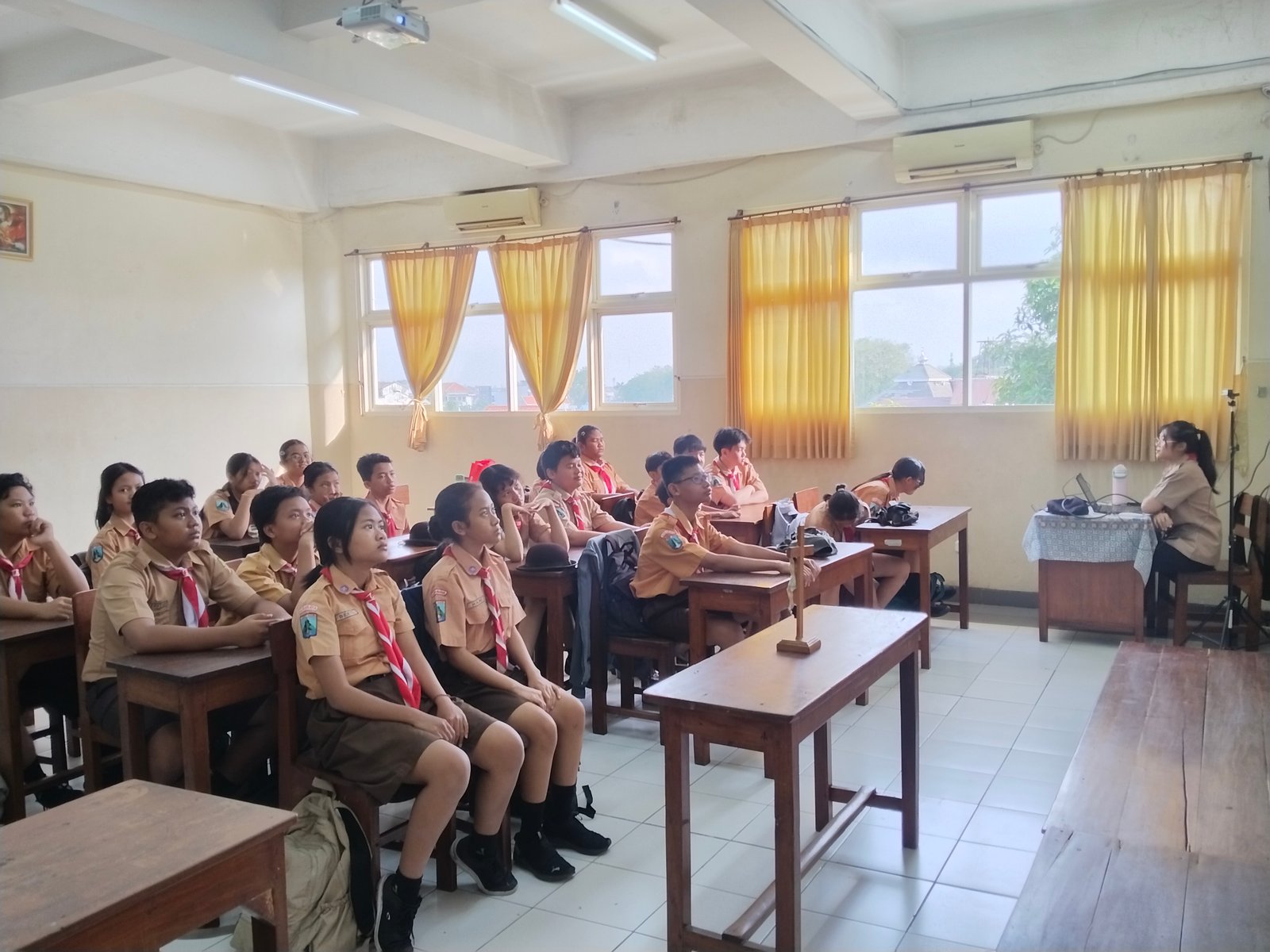 Siswa - siswi bersama dengan Guru dan Karyawan SMP Santo Yosef Tarakanita Surabaya antusias dalam mengikuti doa Novena Jubile hari Pertama 