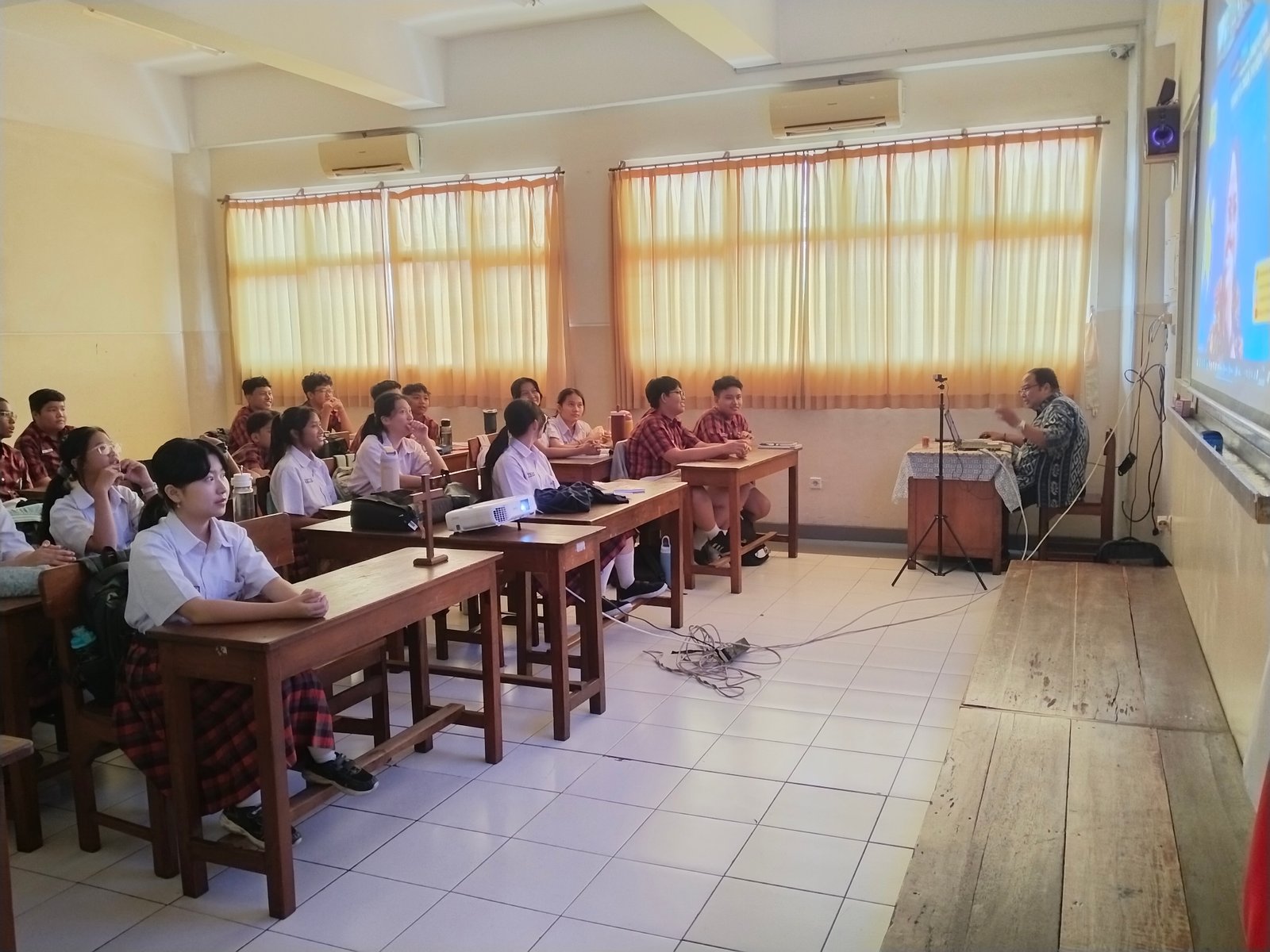 Siswa - siswi bersama dengan Guru dan Karyawan SMP Santo Yosef Tarakanita Surabaya antusias dalam mengikuti doa Novena Jubile hari Pertama 