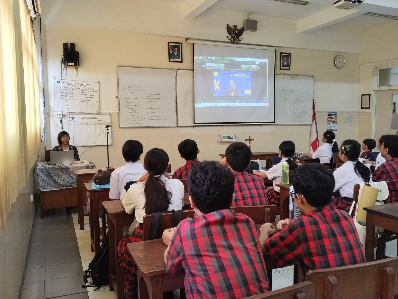 Siswa - siswi bersama dengan Guru dan Karyawan SMP Santo Yosef Tarakanita Surabaya antusias dalam mengikuti doa Novena Jubile hari Pertama 