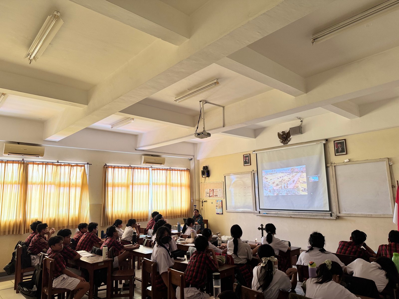 Siswa - Siswi bersama Guru dan karyawan antusias mengikuti kegiatan Doa Novena Jubile hari kedua di ruang kelas masing - masing dan ruang multimedia, kegiatan tersebut membuat Siswa - Siswi, Guru dan Karyawan dapat merefleksikan 4 Suster yang berjuang dalam membangun karya Pendidikan di Bengkulu