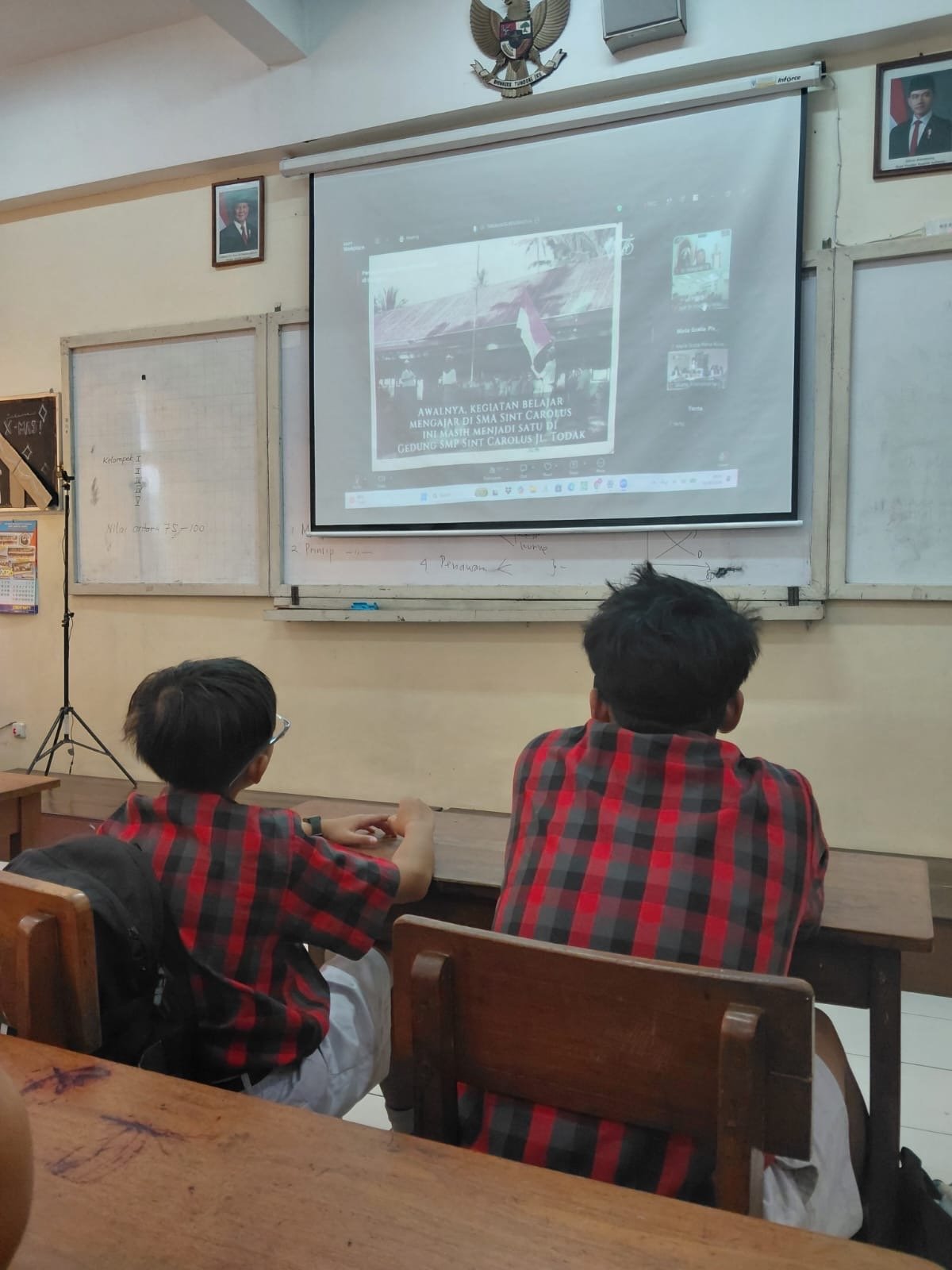 Siswa - Siswi bersama Guru dan karyawan antusias mengikuti kegiatan Doa Novena Jubile hari kedua di ruang kelas masing - masing dan ruang multimedia, kegiatan tersebut membuat Siswa - Siswi, Guru dan Karyawan dapat merefleksikan 4 Suster yang berjuang dalam membangun karya Pendidikan di Bengkulu