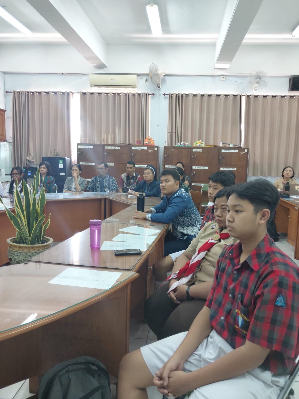Siswa - Siswi bersama Guru dan karyawan antusias mengikuti kegiatan Doa Novena Jubile hari kedua di ruang kelas masing - masing dan ruang multimedia, kegiatan tersebut membuat Siswa - Siswi, Guru dan Karyawan dapat merefleksikan 4 Suster yang berjuang dalam membangun karya Pendidikan di Bengkulu