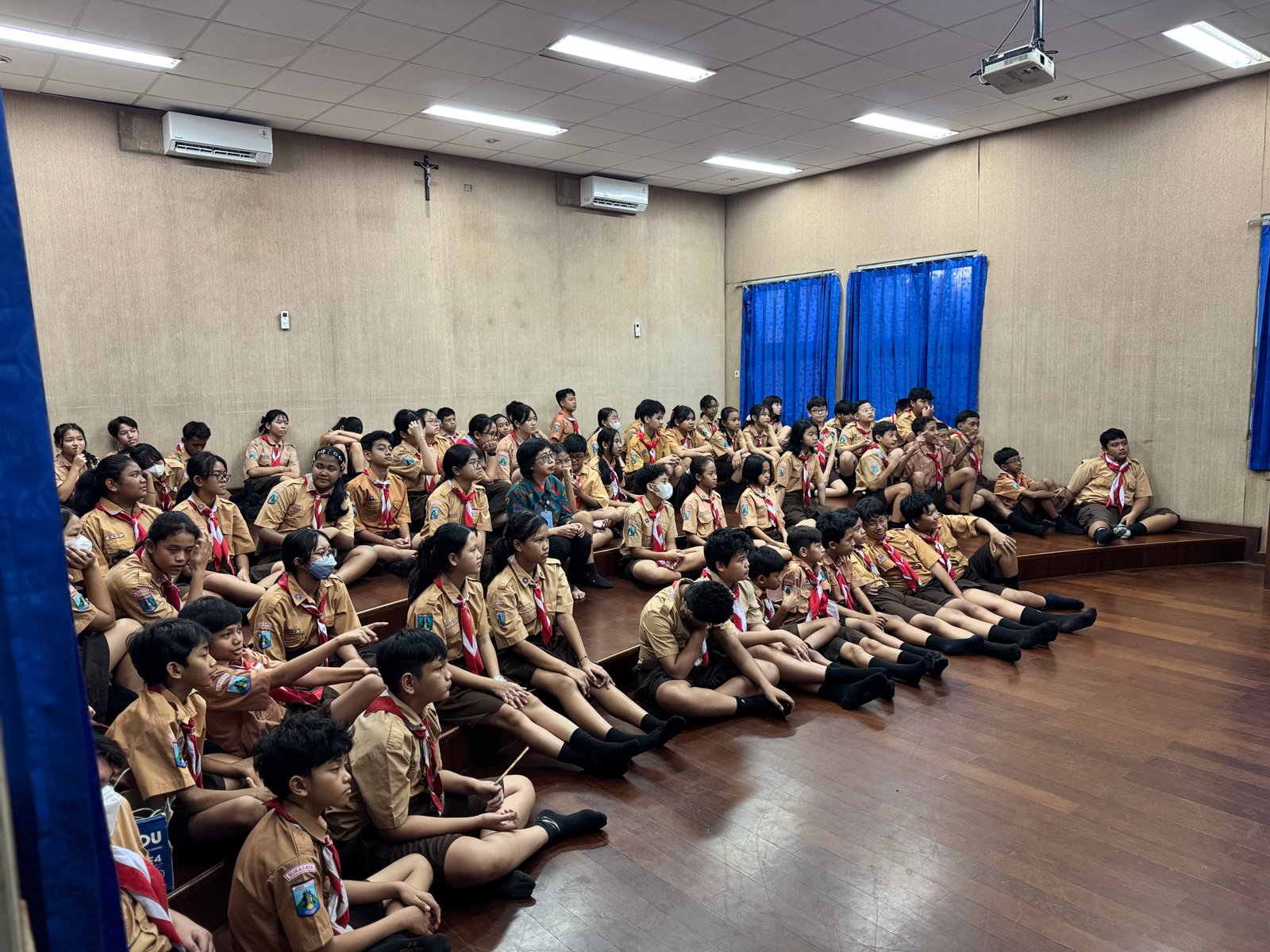 Siswa - Siswi bersama Guru dan karyawan antusias mengikuti kegiatan Doa Novena Jubile hari kedua di ruang kelas masing - masing dan ruang multimedia, kegiatan tersebut membuat Siswa - Siswi, Guru dan Karyawan dapat merefleksikan 4 Suster yang berjuang dalam membangun karya Pendidikan di Bengkulu