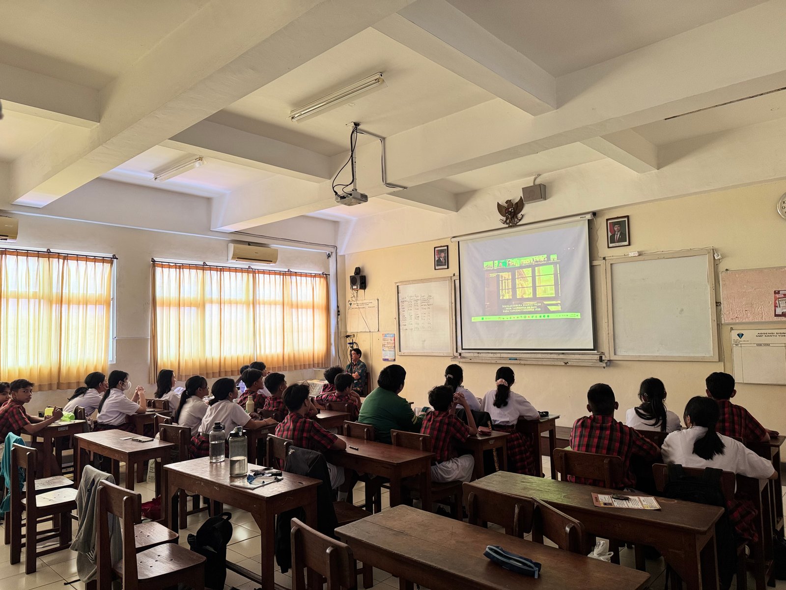 Siswa - Siswi bersama Guru dan karyawan antusias mengikuti kegiatan Doa Novena Jubile hari kedua di ruang kelas masing - masing dan ruang multimedia, kegiatan tersebut membuat Siswa - Siswi, Guru dan Karyawan dapat merefleksikan 4 Suster yang berjuang dalam membangun karya Pendidikan di Bengkulu