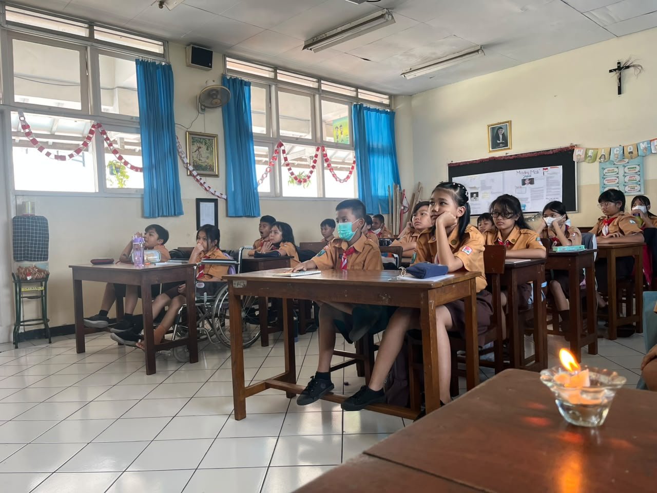 NOVENA YUBELIUM KE 2
Siswa - siswi kelas 1 - 6 SD Santo Yosef melaksanakan novena Yubelium ke 2 pada Jumat, 18 September 2026.
Pada Novena kali ini anak - anak belajar dari perjuangan para suster.

Anak - anak diajak mengenal kembali awal mula perjuangan para suster dalam mendirikan sekolah Tarakanita di Bengkulu. Melalui kisah tersebut, anak - anak diajak berefleksi bahwa pendidikan yang kami nikmati hari ini lahir dari perjuangan, keberanian, dan keteguhan hati para suster.

Mari kita teruskan semangat itu dengan memiliki nilai conviction: berani berpegang pada nilai yang benar, bertanggung jawab, dan sungguh-sungguh dalam setiap proses belajar dan berkarya. 💙💛
