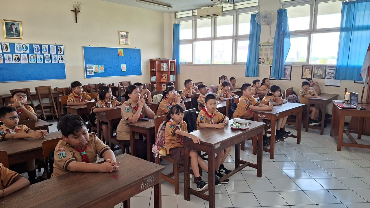 NOVENA YUBELIUM KE 2
Siswa - siswi kelas 1 - 6 SD Santo Yosef melaksanakan novena Yubelium ke 2 pada Jumat, 18 September 2026.
Pada Novena kali ini anak - anak belajar dari perjuangan para suster.

Anak - anak diajak mengenal kembali awal mula perjuangan para suster dalam mendirikan sekolah Tarakanita di Bengkulu. Melalui kisah tersebut, anak - anak diajak berefleksi bahwa pendidikan yang kami nikmati hari ini lahir dari perjuangan, keberanian, dan keteguhan hati para suster.

Mari kita teruskan semangat itu dengan memiliki nilai conviction: berani berpegang pada nilai yang benar, bertanggung jawab, dan sungguh-sungguh dalam setiap proses belajar dan berkarya. 💙💛
