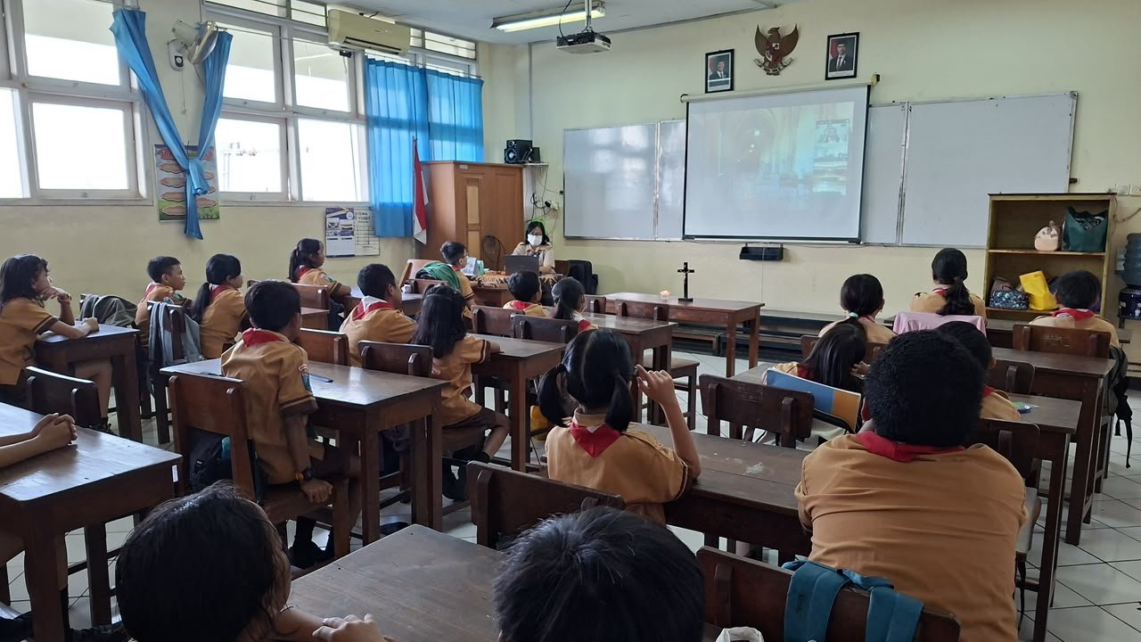 NOVENA YUBELIUM KE 2
Siswa - siswi kelas 1 - 6 SD Santo Yosef melaksanakan novena Yubelium ke 2 pada Jumat, 18 September 2026.
Pada Novena kali ini anak - anak belajar dari perjuangan para suster.

Anak - anak diajak mengenal kembali awal mula perjuangan para suster dalam mendirikan sekolah Tarakanita di Bengkulu. Melalui kisah tersebut, anak - anak diajak berefleksi bahwa pendidikan yang kami nikmati hari ini lahir dari perjuangan, keberanian, dan keteguhan hati para suster.

Mari kita teruskan semangat itu dengan memiliki nilai conviction: berani berpegang pada nilai yang benar, bertanggung jawab, dan sungguh-sungguh dalam setiap proses belajar dan berkarya. 💙💛
