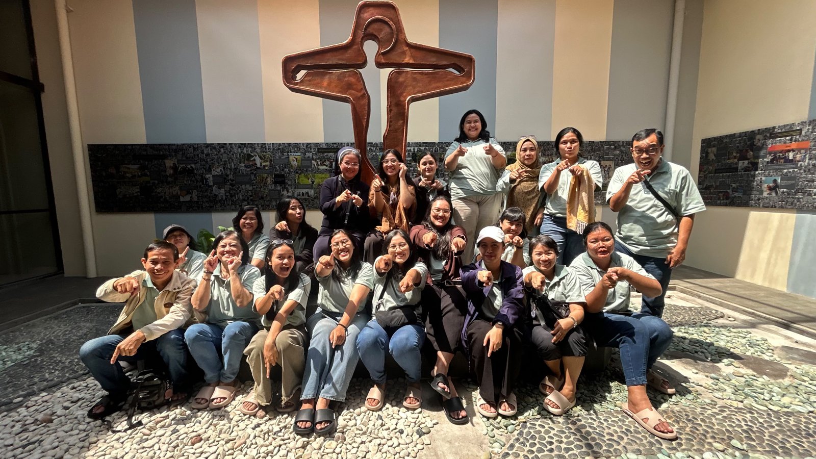 Menapaki Jejak Pendahulu, Meneguhkan Semangat Pelayanan: Karyawan SMA Santo Carolus Tarakanita Ziarah ke Makam Para Suster CB